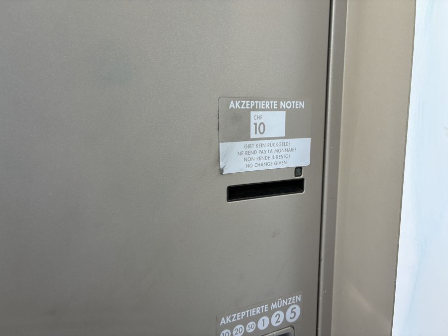 Nur Bargeld, kein Rückgeld und wenige Möglichkeiten für Banknoten: Der Prontophot-Automat in Männedorf ZH scheint aus der Zeit gefallen zu sein.