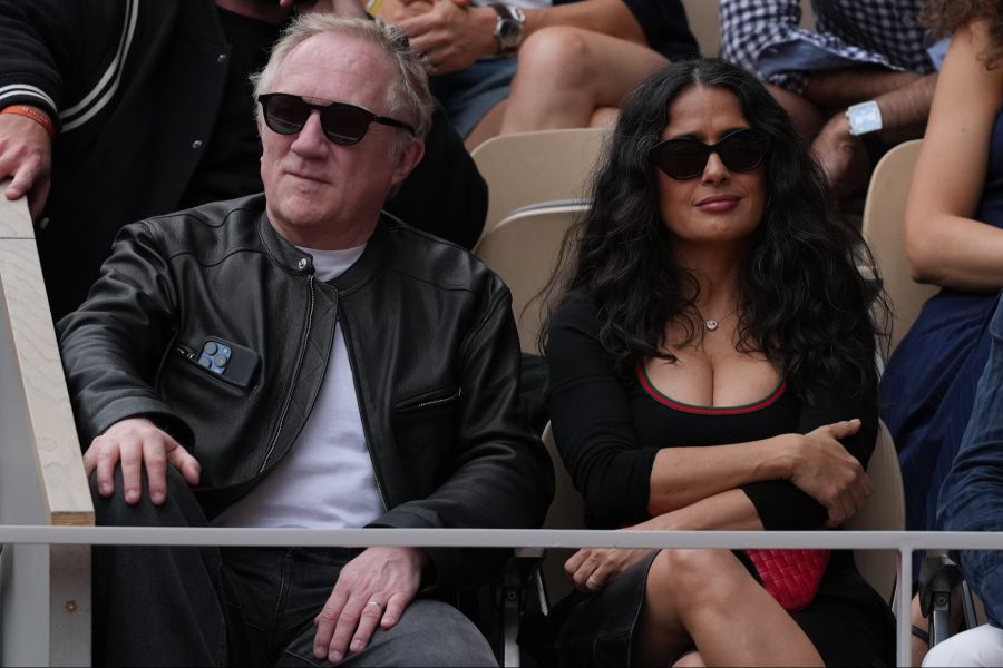 Salma Hayek und François-Henri Pinault im Publikum des Pariser Roland-Garros-Stadion.
