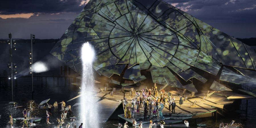 Szene aus der Oper «La traviata» auf der Bregenzer Seebühne. Die Festspiele am Bodensee sind für ihre spektakulären Bühnenbilder bekannt.