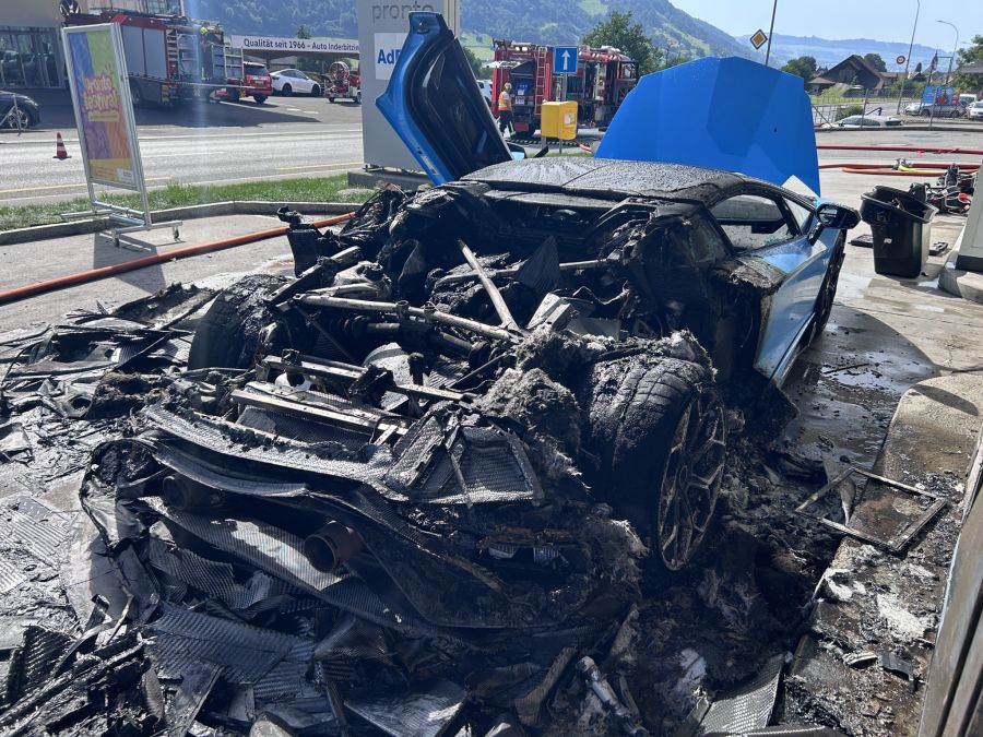 An einer Tankstelle in Oberarth SZ brannte ein Lamborghini vollständig aus.