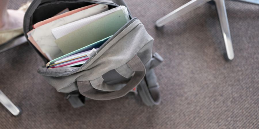 Smartwatches und andere digitale Geräte müssen an Winterthurer Schulen künftig wie auch das Handy in der Tasche bleiben.