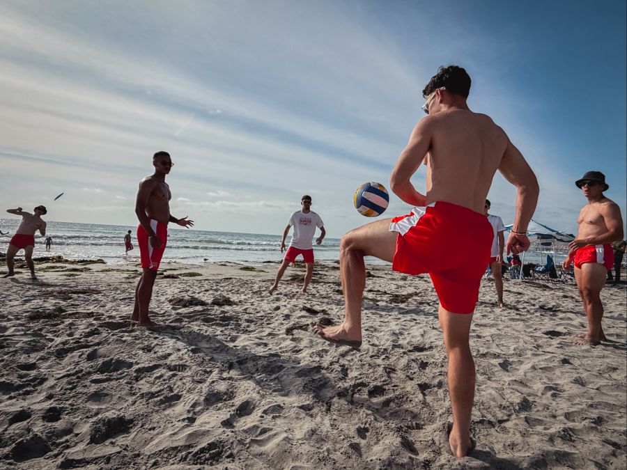 Die Nati geniesst das Kicken am Strand.