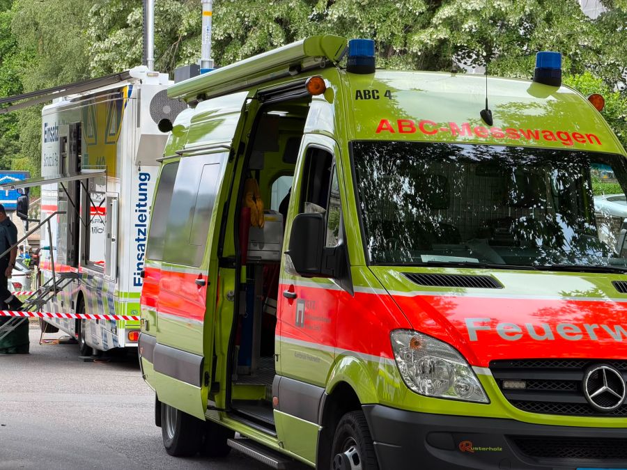 Diverse Fachstellen wie Schutz & Rettung sowie Stadt- und Kantonspolizei Zürich sind beim Einsatz dabei.