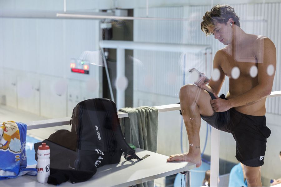 Das Handy gehört für viele heute dazu – auch im Hallenbad. Abgebildet: Schwimm-Star Noe Ponti.