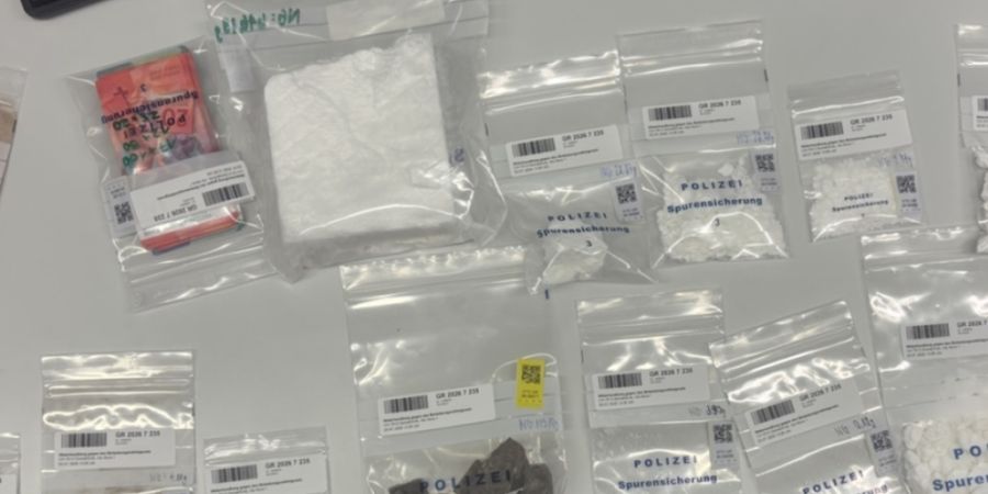 Bei Kontrollen sowie anschliessenden Hausdurchsuchungen in Chur und Domat/Ems stellte die Bündner Polizei insgesamt über 1,5 Kilogramm Betäubungsmittel sicher.