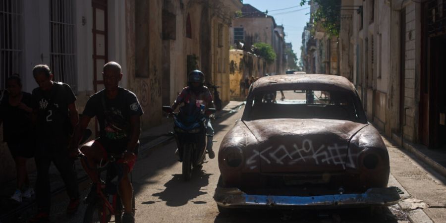 ARCHIV - Ein verfallener amerikanischer Oldtimer steht in Havanna. Foto: Ramon Espinosa/AP/dpa/Symbolbild