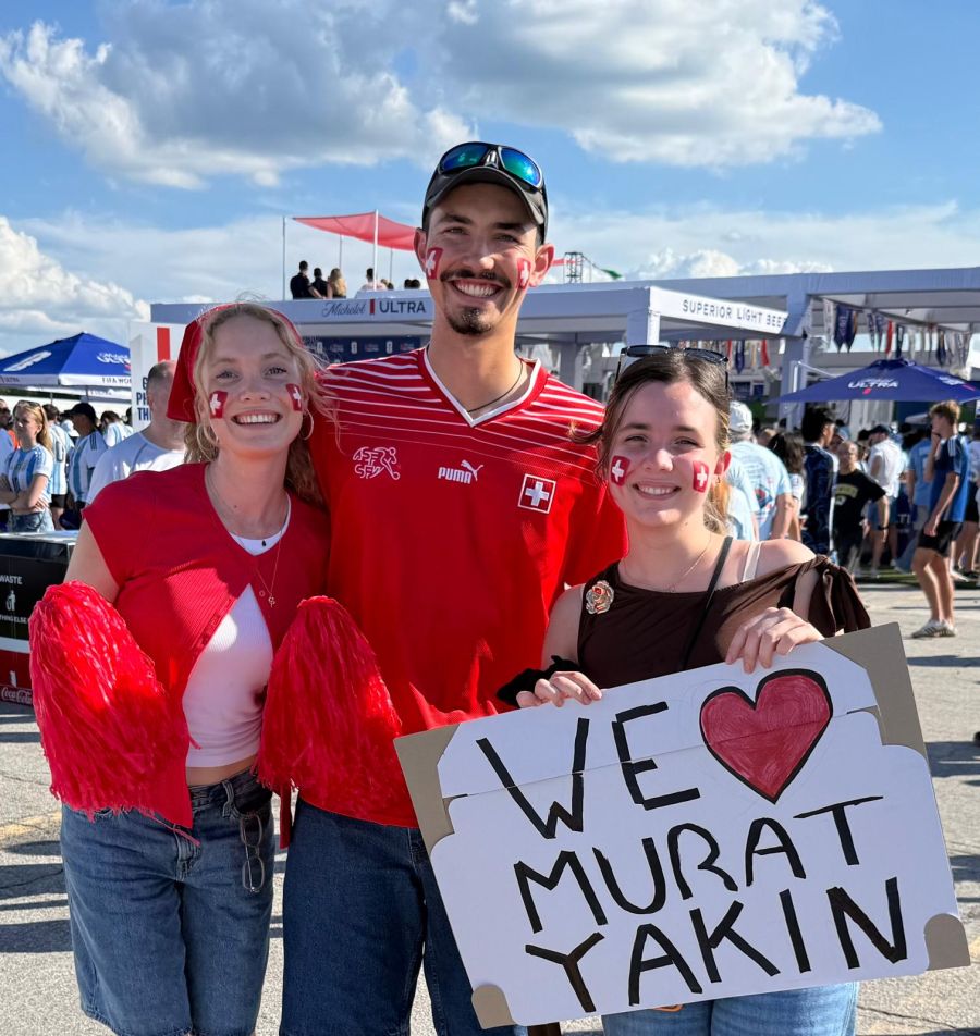 Einige Schweiz- (und Yakin-)Fans finden sich in der Fanzone aber auch.
