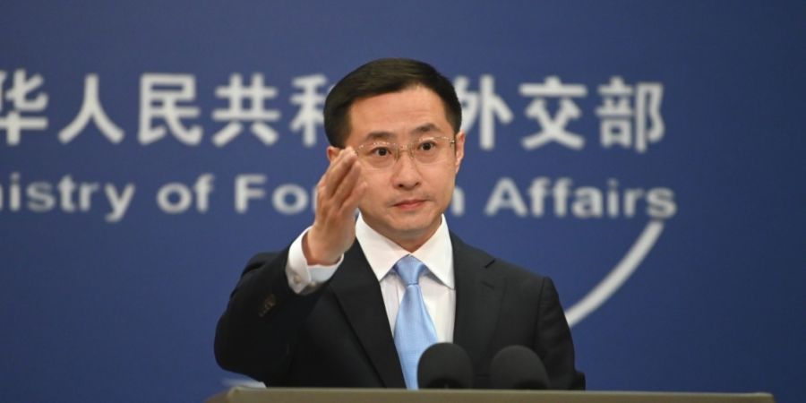 Lin Jian, Sprecher im Außenministerium Chinas, spricht während einer Pressekonferenz. Foto: Johannes Neudecker/dpa