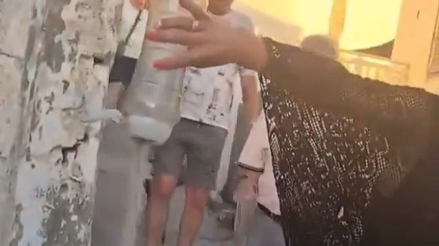 Dazu singen sie «Don't Worry Be Happy» – und beklatschen sich am Ende.