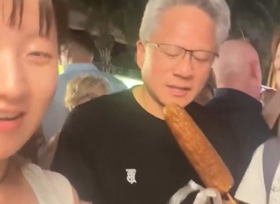Nicht nur beruflich, auch auf dem Strassenmarkt läuft es nach Huangs Willen, er isst als Erster – die Wartenden nehmen es mit Humor.