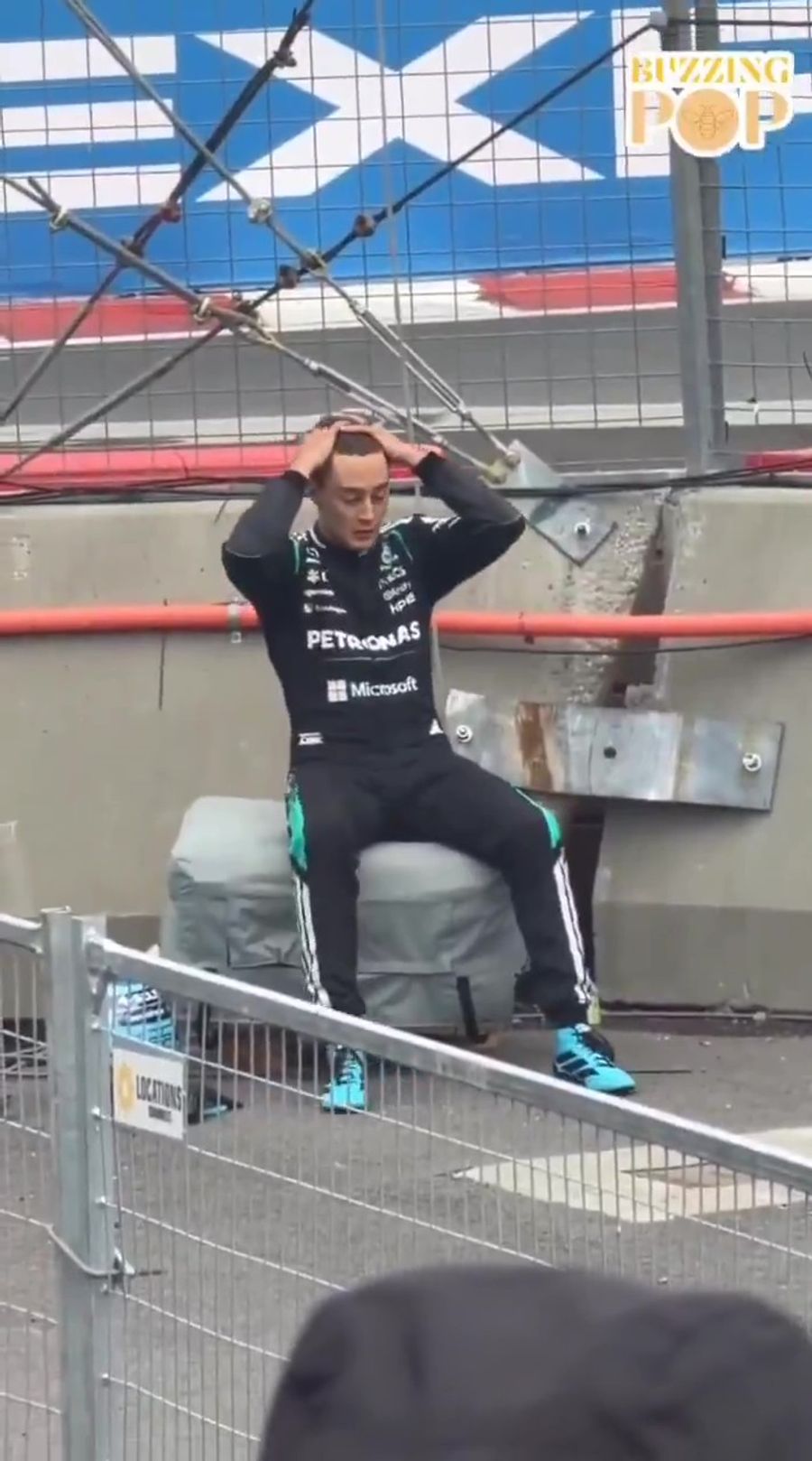 Ein frustrierter George Russell sitzt nach seinem out beim Kanada-GP neben der Rennstrecke.