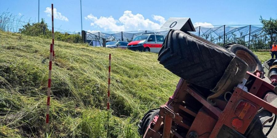 Ein Mann kippte mit seiner Mähmaschine in Wädenswil auf die Strasse und verletzte sich schwer.