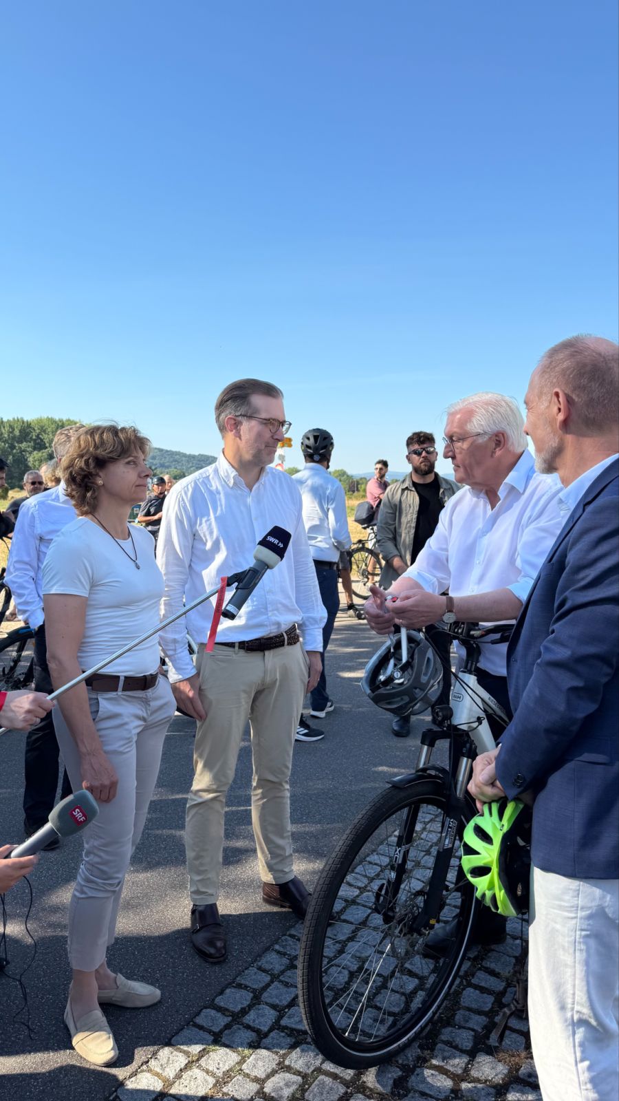Frank-Walter Steinmeier kommt in der Schweiz an. V.l.n.r. im Bild: Christine Kaufmann, Conradin Cramer, Frank-Walter Steinmeier und Jörg Lutz.