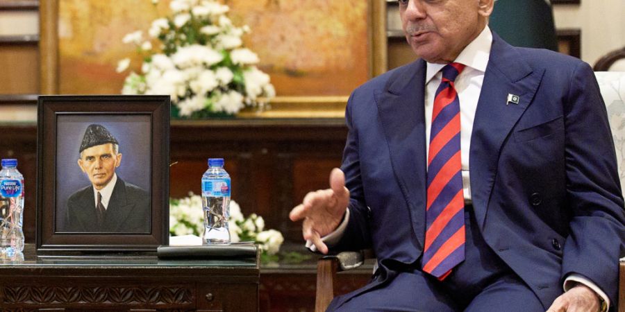 ARCHIV - Der pakistanische Premierminister Shehbaz Sharif im Gespräch mit US-Vizepräsident Vance. Foto: Jacquelyn Martin/AP POOL/dpa