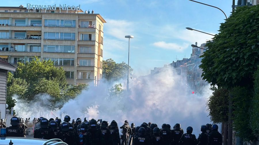 Das eingesetzte Gas vernebelt die Stadt.