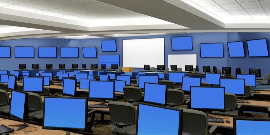 Blue Screens Rechner Computerraum Schreibtische und Stühle