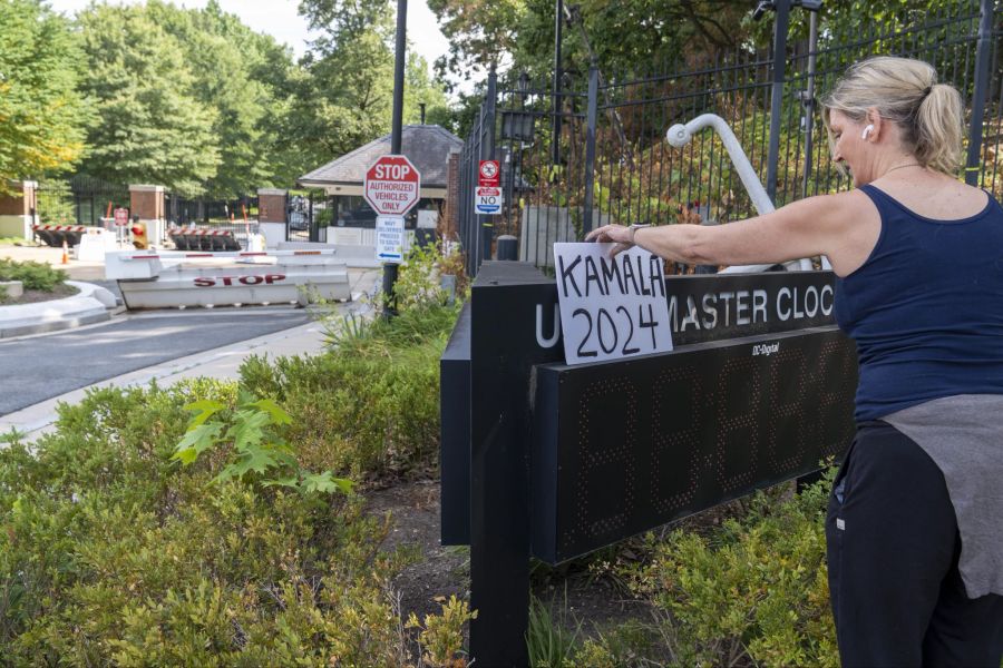 Eine Frau bringt vor dem Naval Observatory bereits ein Schild mit der Aufschrift «Kamala 2024» an.