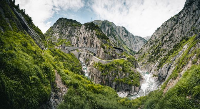 Die Schöllenenschlucht mit der Teufelsbrücke. Hat auch hier der Teufel mitgeholfen? Schö