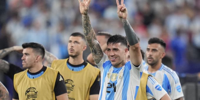 Enzo Fernández feiert Argentiniens 2:0-Sieg über Kanada an der Copa América. Enzo Fernández