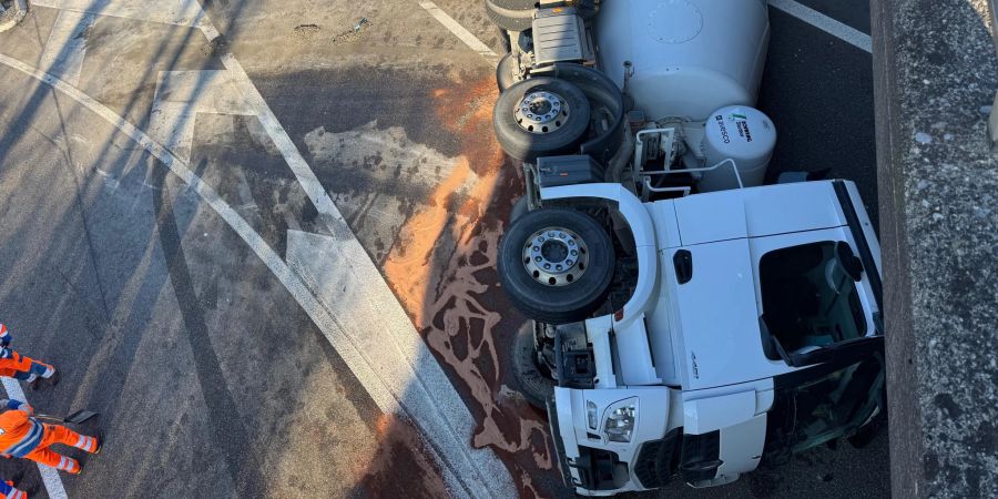 Aus noch ungeklärten Gründen ist auf der A51 bei Glattbrugg ein Betonmischer umgekippt.