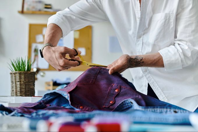 Shopping: Viele Kleidungsstücke können auch selbst genäht oder aus alten Kleidungsstücken hergestellt werden. Kleidungsstücke