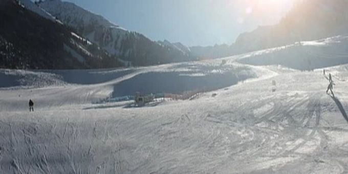 Die Pisten sehen gut aus, doch auf der Grimmialp BE wäre Neuschnee «unbedingt» nötig. wetter