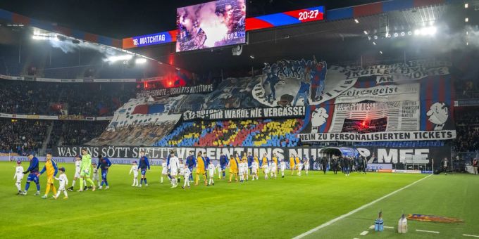 Beim FC Basel wird ein neuer Rasen verlegt. FC Basel