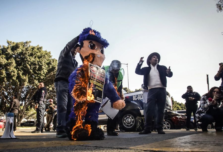 Demonstration in der Stadt Tijuana. Aktivisten setzen sich für die Rechte von Migranten ein.