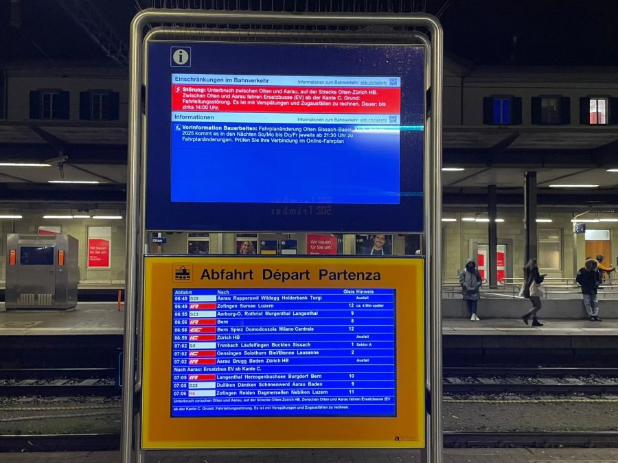 Auf den Informationstafeln am Bahnhof Olten werden die Störungen mitgeteilt.