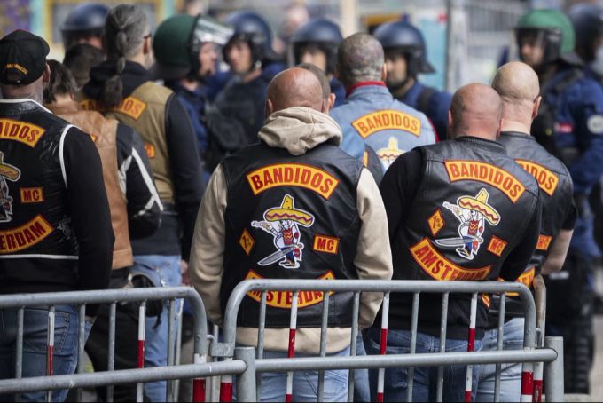 Die Anhörungen verlaufen bisher ruhig, doch die Beschuldigten zeigen sich schweigsam. (Symbolbild) Rockerprozess Bandidos Hells Angels