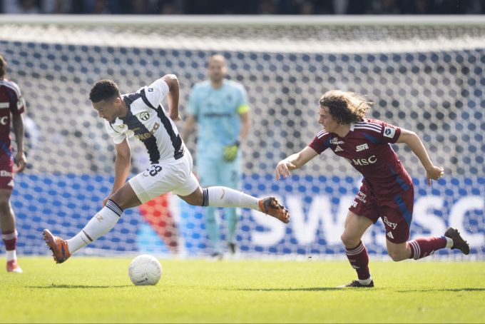 Mounir Chouiar vom FCZ im Zweikampf mit Theo Magnin von Servette. FCZ