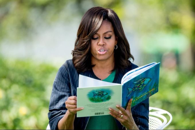 Sie hat nichts dagegen: Ex-First-Lady Michelle Obama liest Kindern im Jahr 2016 den «Regenbogenfisch» vor. Michelle Obama