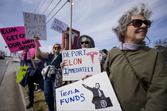 Die Proteste richten sich gegen Elon Musks Rolle als Leiter der Regierungsabteilung für Effizienz unter Präsident Donald Trump. Elon Musk