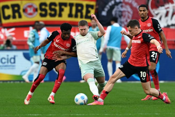 Entschuldigte sich für das Foul an Wirtz: Bremens Mitchell Weiser. Florian Wirtz