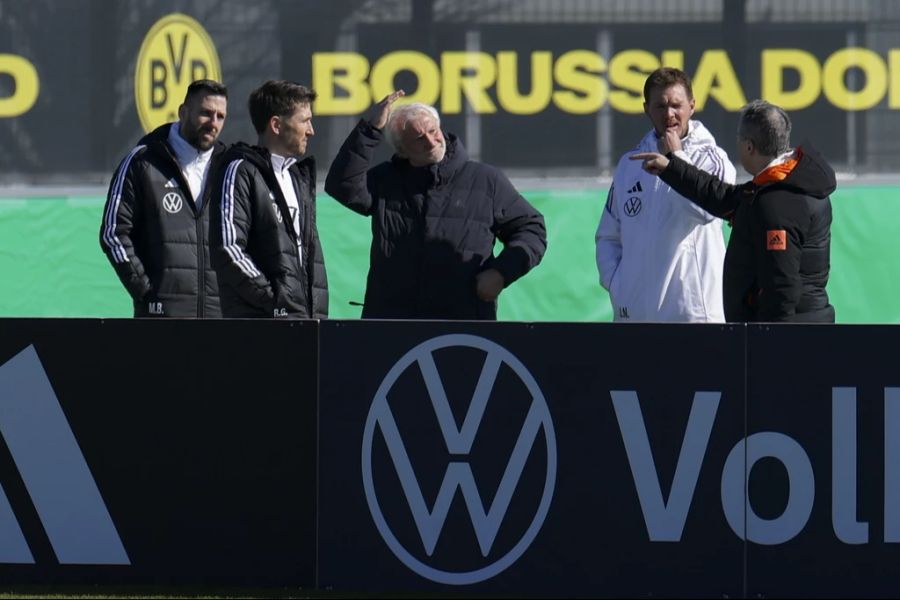 Vorbereitung in Dortmund: DFB-Staff mit Völler (mitte) vor den Spielen gegen Italien.