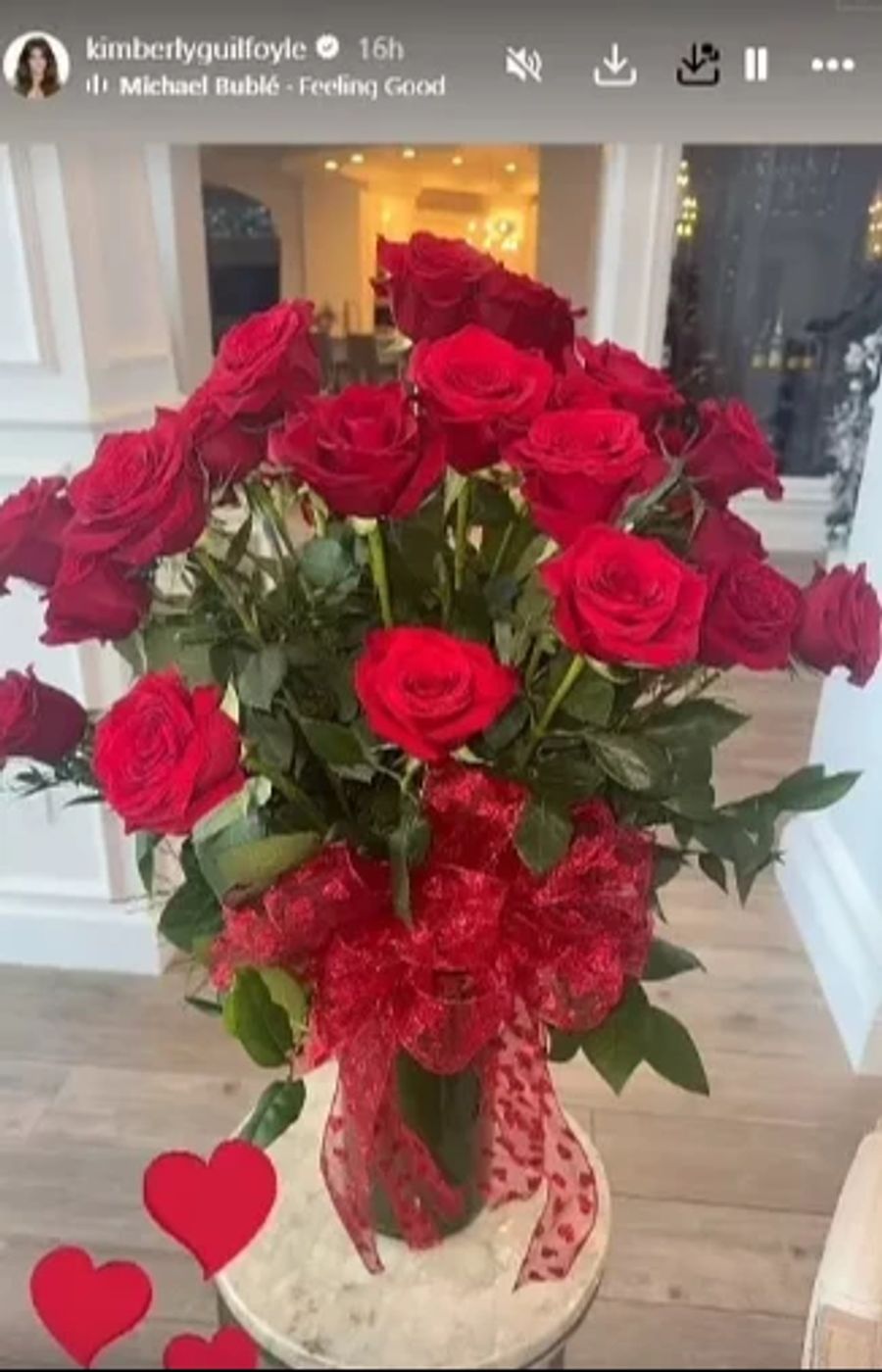 Kimberly Guilfoyle freut sich am Valentinstag über rote Rosen.