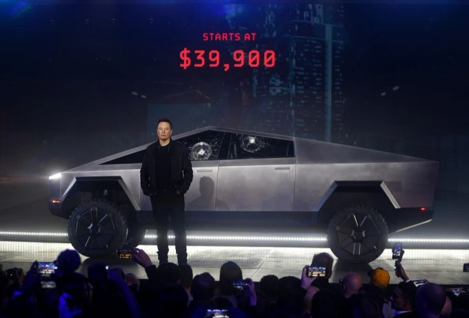 Elon Musk bei der Präsentation des Tesla-Cybertrucks. 400 millionen dollar