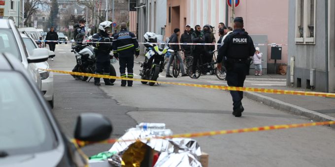 Polizeibeamte sichern den Tatort eines Messerangriffs am Place du Marche in Mulhouse, Nordostfrankreich, am 22. Februar 2025, bei dem eine Person getötet und mehrere andere verletzt wurden. Polizeibeamte