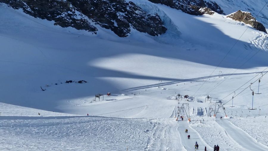 Ein Blick vom Allalin-3-Lift auf der Gletscher-Piste in Saas-Fee.