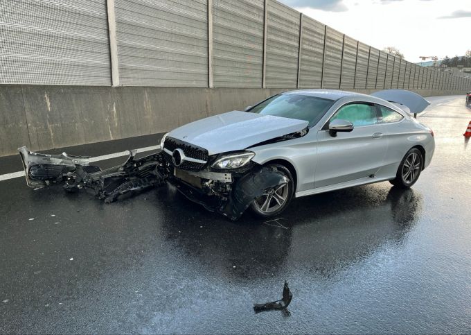 Selbstunfall auf der A2 bei Emmenbrücke. Selbstunfall auf A2