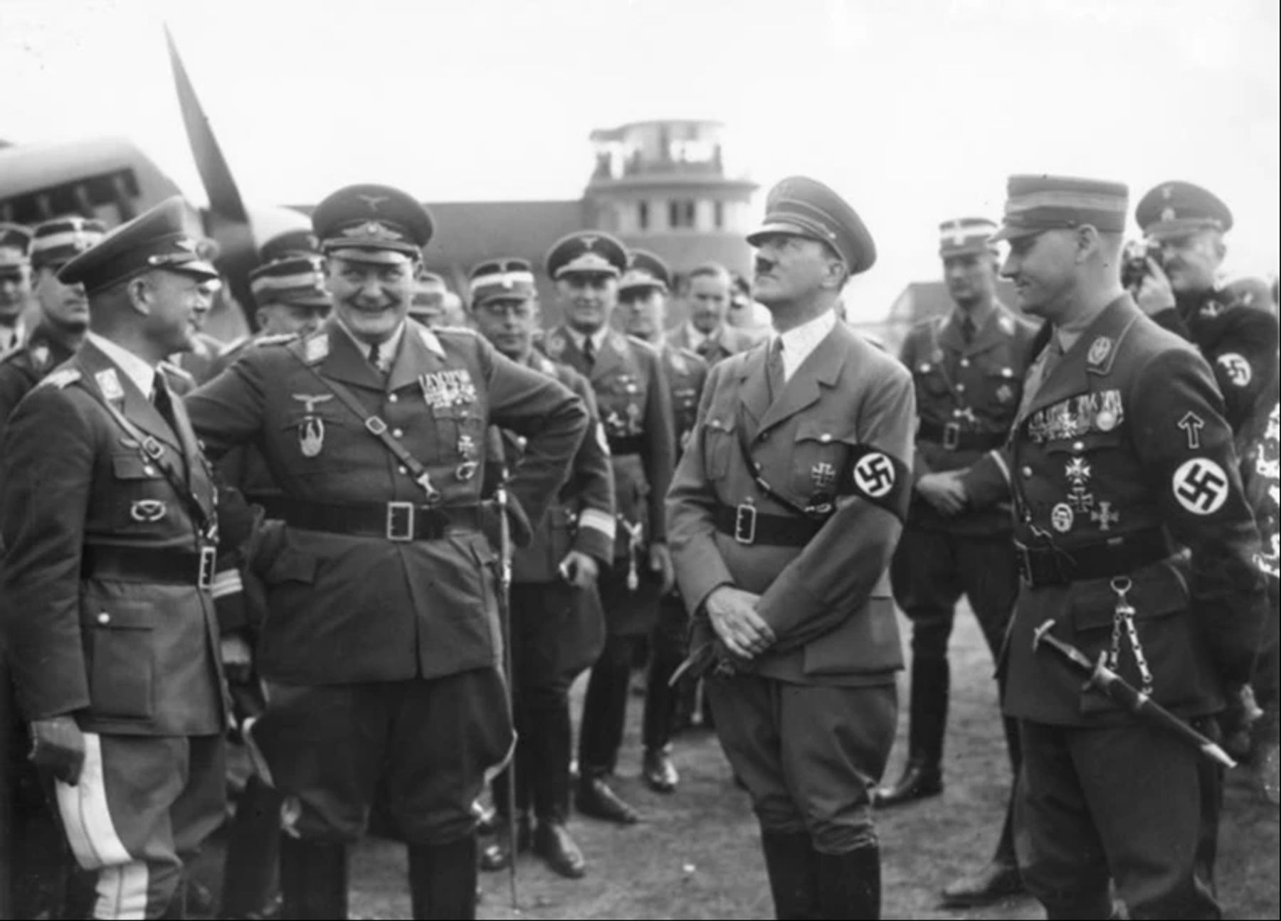 So rechtfertigt «Junge Tat» das Nazi-Symbol im Logo | Nau.ch