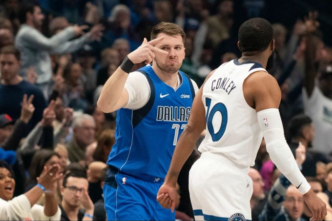 Sorgen um Luka Doncic (l): Der Mavs-Star verletzte sich gegen die Wolves. Dallas Mavericks