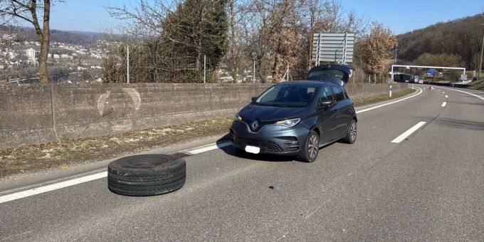 A4 in Flurlingen ZH - Lastwagenrad kollidiert mit Fahrzeugen