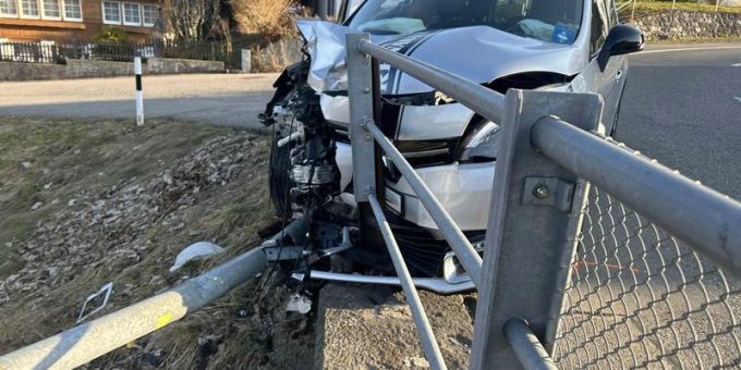 Herisau AR - Mit Kandelaber und Brückengeländer kollidiert