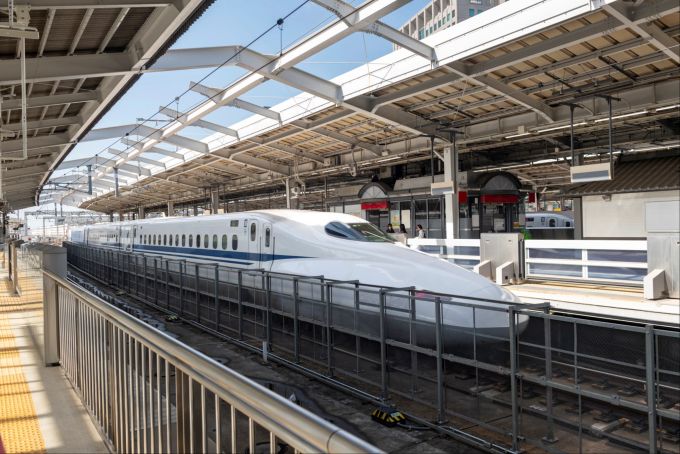 Den Shinkansen gibt es bereits seit 60 Jahren. Die Technologie hat sich natürlich stetig verbessert. Hier startet er in Shin-Osaka Richtung Süden. Japan