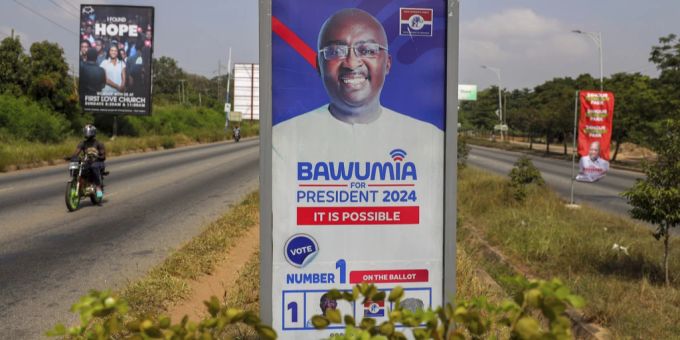 Accra - Kandidat der Regierungspartei räumt Wahlniederlage in Ghana ein