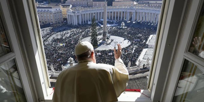 Aus dem Apostolischen Palast hat der Papst einen guten Blick auf den Weihnachtsbaum. (Archivbild) Vatican Media/IPA via ZUMA Press/dpa Papst Franziskus