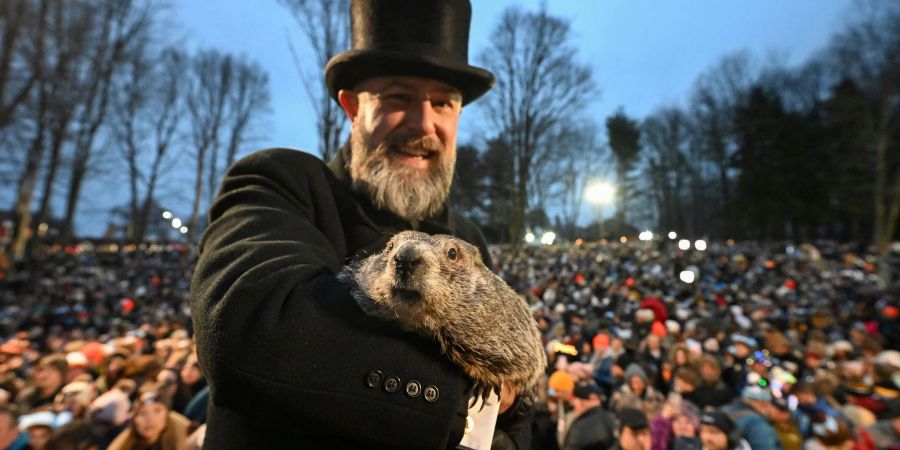 Punxsutawney Phil, das wettervorhersagende Murmeltier, hat sechs weitere Wochen Winterwetter vorausgesagt.