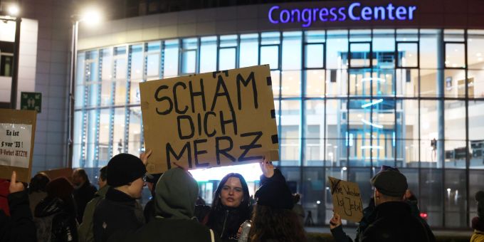 Merz wird in Erfurt mit Protest begrüsst. cdu kurs