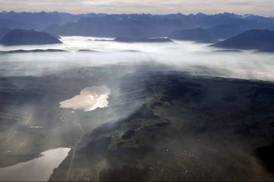 An gewissen Stellen sollte sich der Nebel am Wochenende aber auch auflösen, wie hier am Hallwyler- und Baldeggersee.